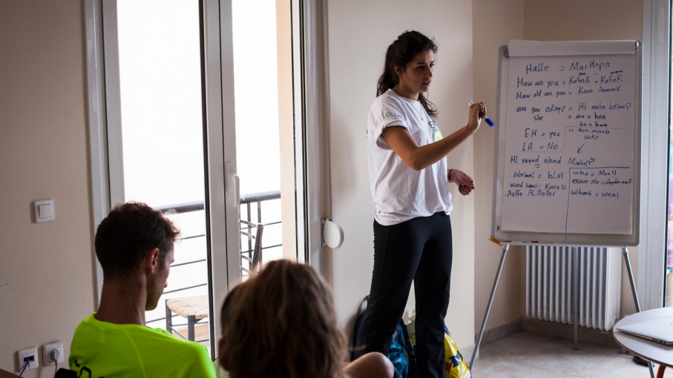 Sarah enseigne l'arabe aux bénévoles de l'organisation de recherche et de sauvetage. 
