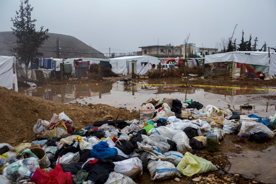 Des sacs d'ordures s'accumulent le long de la route dans une installation informelle à Tal Sarhoun, dans la plaine de la Bekaa.
