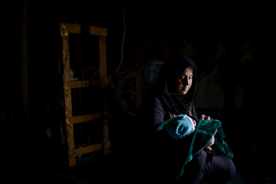La réfugiée syrienne Muna, 19 ans, tient son fils nouveau-né Mahmoud, dans son abri temporaire de l'installation informelle de Tal Sarhoun, dans la plaine de la Bekaa, au Liban.