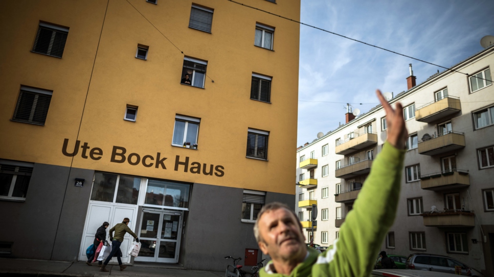 Le propriétaire d'une société locale de construction a fait don à Ute Bock de cet immeuble, où elle peut loger 80 familles réfugiée au même endroit. 
