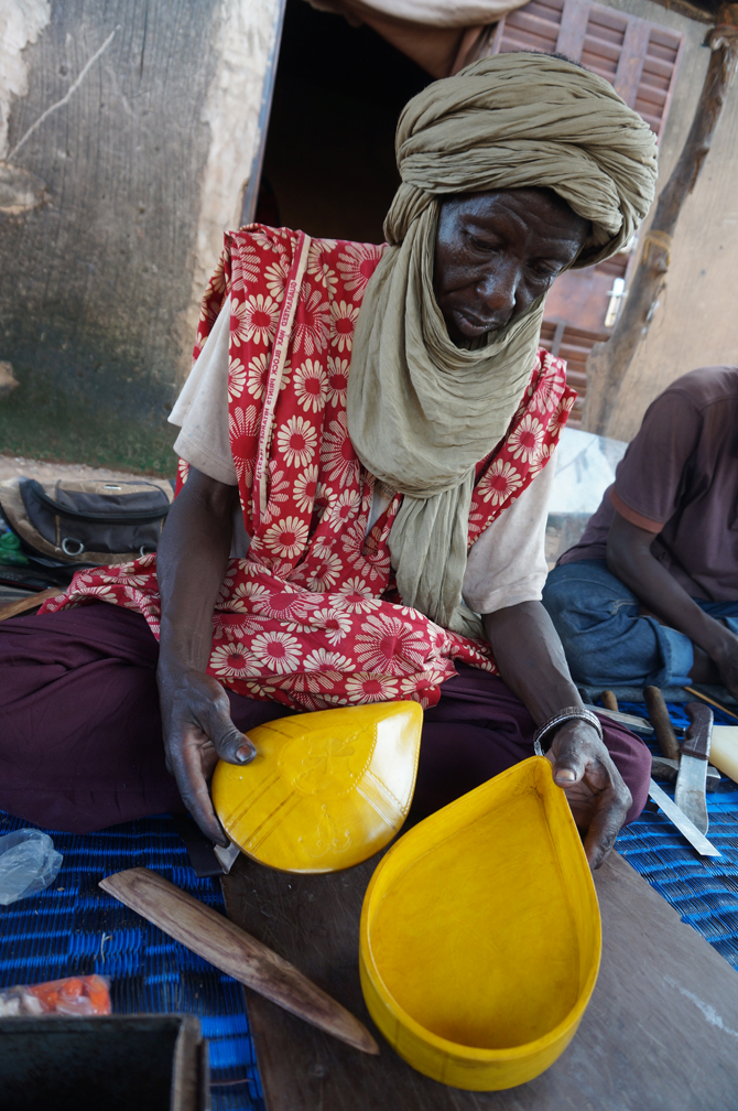 Alouda proudly shows the wooden and leathered box he recently completed. "Our craftwork is handed on from generation to generation". UNHCR / Paul Absalon 