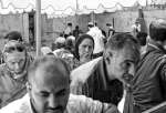 مئات السوريين يقومون بالتسجيل كلاجئين في مكتب المفوضية بمنطقة الزمالك في القاهرة. ويُعد التسجيل إجراءً مهماً لأنه سيضمن حصولهم على الحماية والمساعدات إلى جانب الخدمات الرئيسية.
