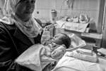 ممرضة تحمل زياد، اللاجئ السوري الحديث الولادة، في مستشفى محمود الخيري بالقاهرة. وقد وصلت مرام، والدة الطفل التي تبلغ من العمر 25 عاماً، إلى مصر منذ شهرين، حيث فرت من سوريا في أعقاب هجوم بالقذائف أسفر عن هدم منزلها ومقتل جيرانها.
