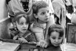 ثلاثة أشقاء سوريون، تتراوح أعمارهم بين الثالثة والثامنة، يتم تسجيلهم في مكتب المفوضية بالزمالك. وقد تم تسجيل 80,000 لاجئ سوري تقريباً في مصر. أتى هؤلاء الأطفال مع والديهم إلى مصر منذ ثلاثة أشهر بعد أن أسفر القصف عن هدم منزلهم في دمشق.
