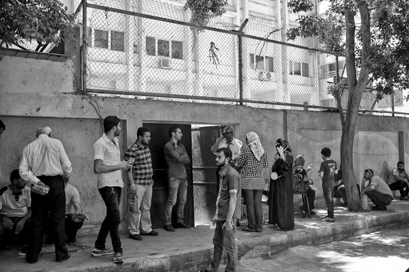  عشرات السوريين ينتظرون خارج مكتب المفوضية بالزمالك من أجل التسجيل كلاجئين. ولم يقم العديد من اللاجئين بالتسجيل لعدم معرفتهم المكان الذي يذهبون إليه، أو كيفية مساعدة ذلك لهم. وتعمل المفوضية على الوصول إلى هؤلاء الأشخاص عن طريق الفرق المتنقلة ووسائل التواصل الاجتماعي.
