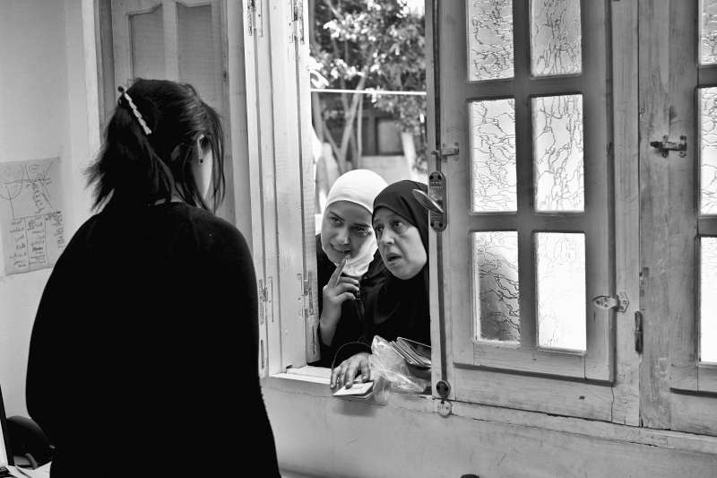 اللاجئة السورية آلاء، التي تبلغ من العمر 21 عاماً، ووالدتها مريم، 49 عاماً، تسعيان للحصول على مساعدة مالية في مكتب الإغاثة الإسلامية بالقاهرة. وصلت آلاء إلى مصر منذ خمسة أشهر، وقد فقدت جميع ممتلكاتها عندما تهدَّم منزلها في دمشق أثناء القتال.

