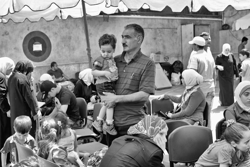 10 – رجل سوري يحمل طفله فيما ينتظر تسجيله كلاجئ في مكتب المفوضية في حي الزمالك بالقاهرة. ويُعد التسجيل إجراءً مهماً خاصة للأشخاص الأكثر ضعفاً.
