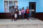  أفراد عائلة بانييز يقفون بكل فخر أمام منزلهم المستقبلي في نيو كاوايان في جزيرة ليتي الفلبينية. 
