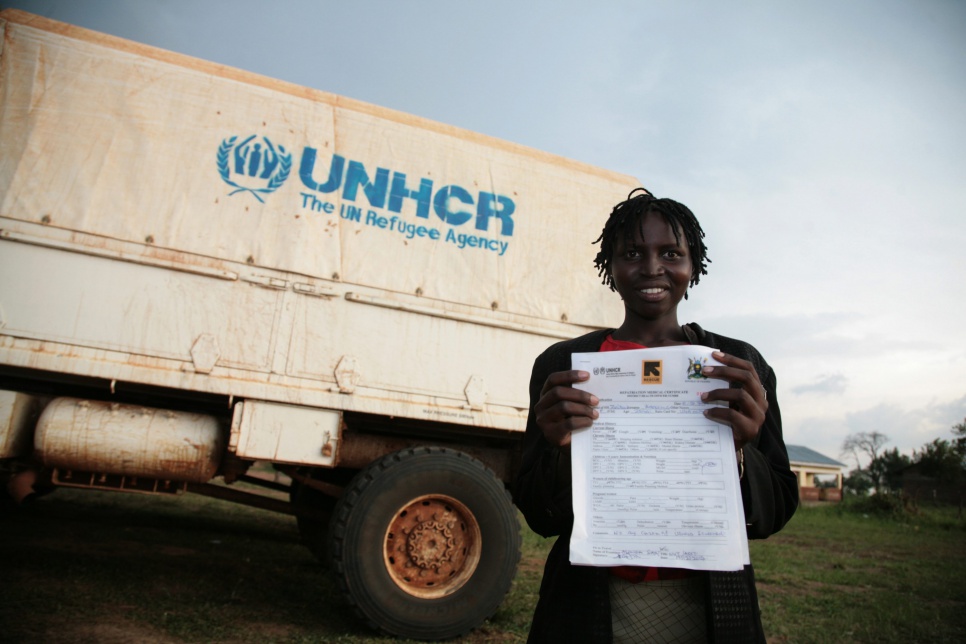 أوغندا : سارة ، 18 عاما ، والسرقة العودة أوراقها قبل الصعود الى الشاحنة التي سوف تتخذ منزلها.
