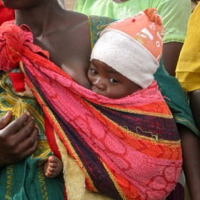 refugee-mothers-from-the-congo-wait-in-hot-sun-for-a-bed-net-photo1