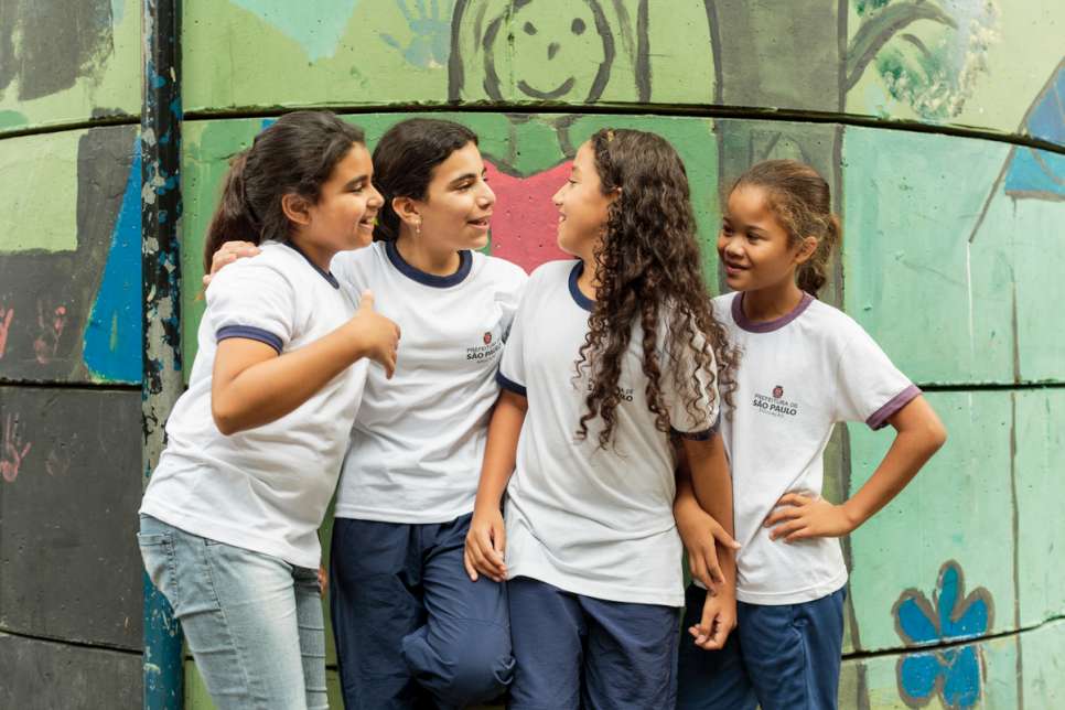 Hanan (second from left) chats with her new friends outside school. She arrived in São Paulo in early 2015 and was recognized as a refugee by the Brazilian Government.