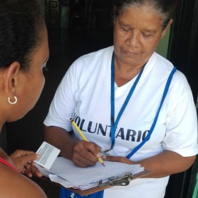 Doña Nancy en su recorrido puerta a puerta en el barrio del Guasmo, en Guayaquil, donde viven muhos refugiados y solicitantes de asilo. © ACNUR/ Sonia Aguilar
