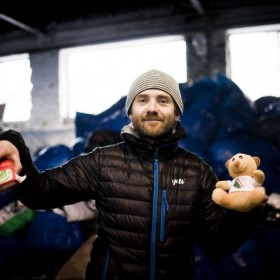 Borkiewicz y su equipo cargan las donaciones y regales para los refugiados Sirios en Bulgaria en la fabrica de Soho, en Varsovia. ACNUR/R.Kostrzynski/ Enero 2014