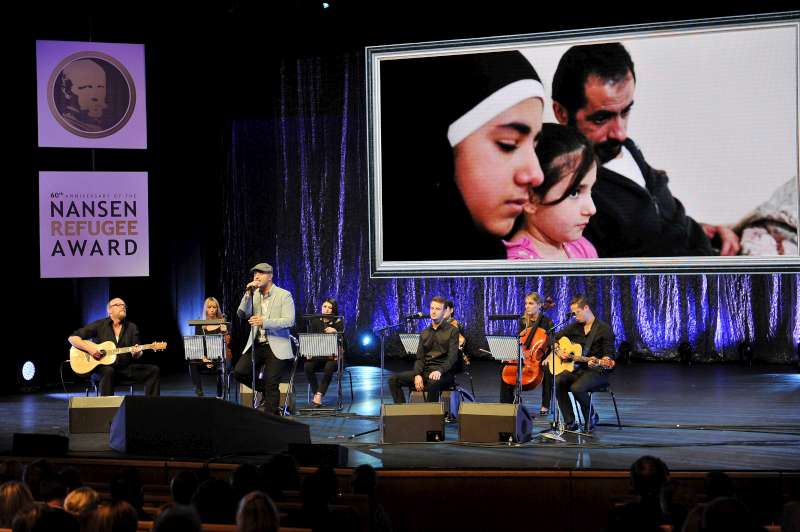 El cantautor sueco-libanés Maher Zain cantó una nueva canción titulada ´One Day´ (Un Día) en la Ceremonia del Premio Nansen. Maher visitó recientemente el Líbano con ACNUR para visitar a refugiados sirios. La canción ´One Day´ se inspiró en las personas que conoció y por las millones de personas desplazadas forzosamente en todo el mundo. ©UNHCR/M.Henley