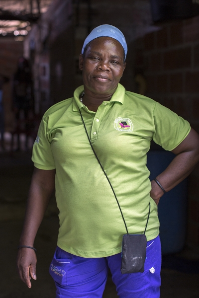 Benedicia es encargada de manejar un sistema de ahorros por comida adentro de la red de Mariposas en el barrio Lleras de Buenaventura. Foto: ACNUR Luca Zanetti.