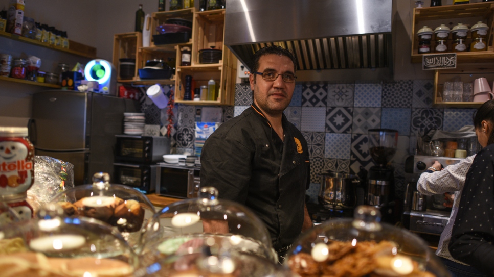 Hussam prepares his food at the Café con Leche.