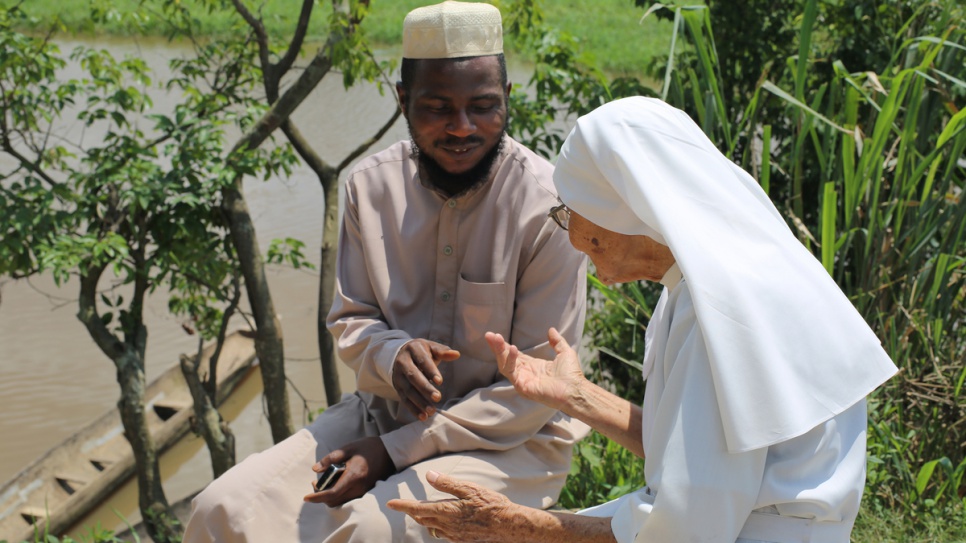 L'Imam Moustapha Mobito, 36 ans, et Soeur Maria, 84 ans, parlent de leurs espoirs pour une République démocratique du Congo en paix, sur les berges de la rivière Oubangui. 