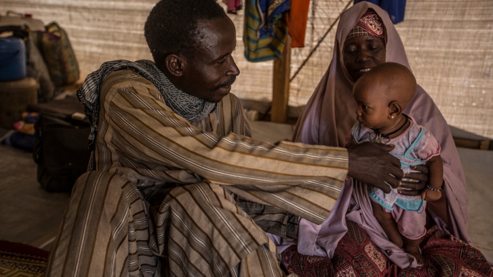 Hawali Oumar rend visite à sa mère après la pêche, et il joue avec l'une de ses nièces.