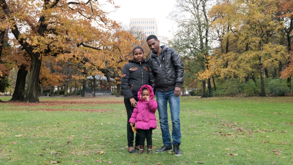 Rahel, Azoz et Dina posent pour un portrait de famille près de leur maison à Anvers, en Belgique. 