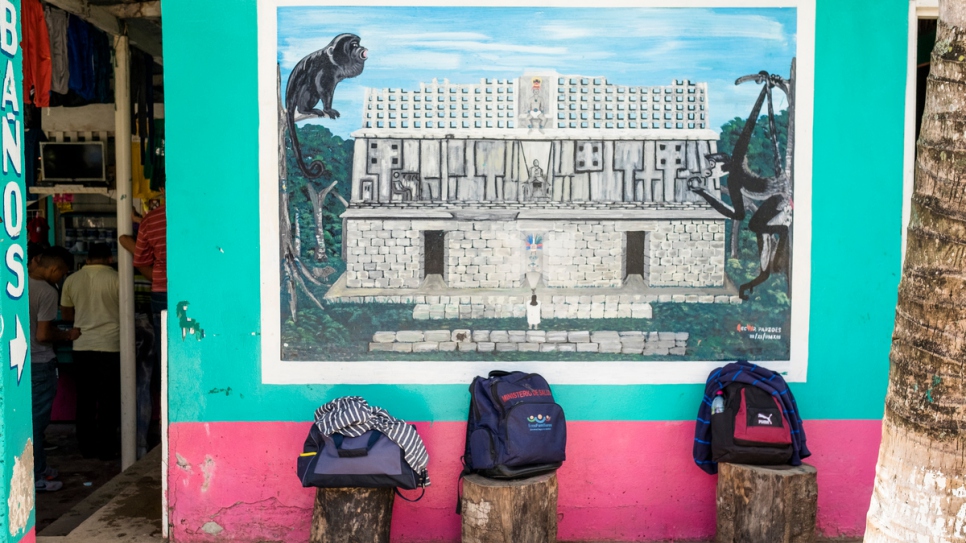 Des sacs à dos laissés à l'extérieur d'un magasin à La Técnica, au Guatemala, un point de passage populaire vers le Mexique pour les Centraméricains en quête d'asile dans ce pays. 