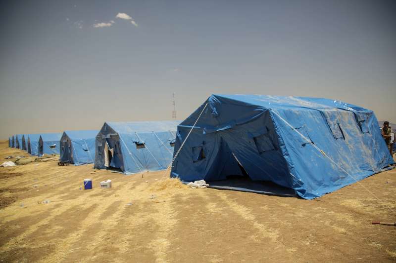  تبرع المسؤولون المحليون بحوالي 100 خيمة للنازحين العراقيين الواصلين إلى نقاط التفتيش بين محافظة نينوى وإقليم كردستان العراق. 