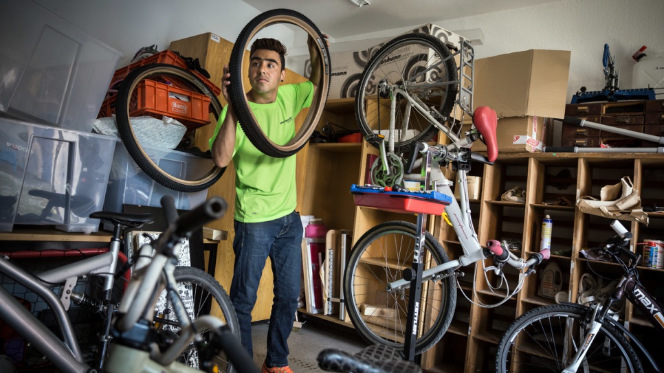 Hassan répare des bicyclettes de seconde main à Ankommen, un programme géré par la Société berlinoise des sports et de la jeunesse (GSJ). 