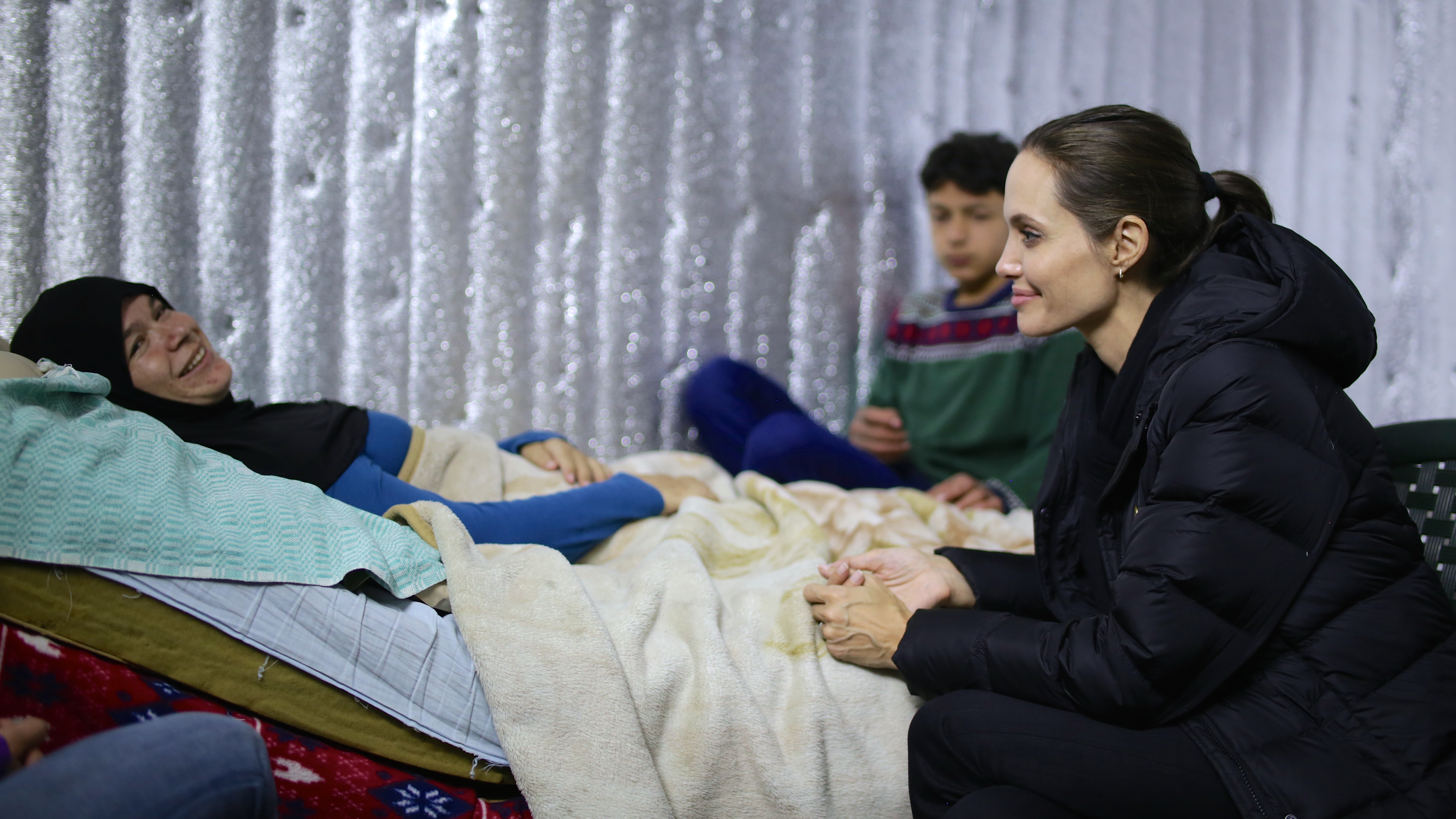 聯合國難民署特使 安祖蓮娜祖莉彼特探訪黎巴嫩的敍利亞難民。© UNHCR/L.Knott