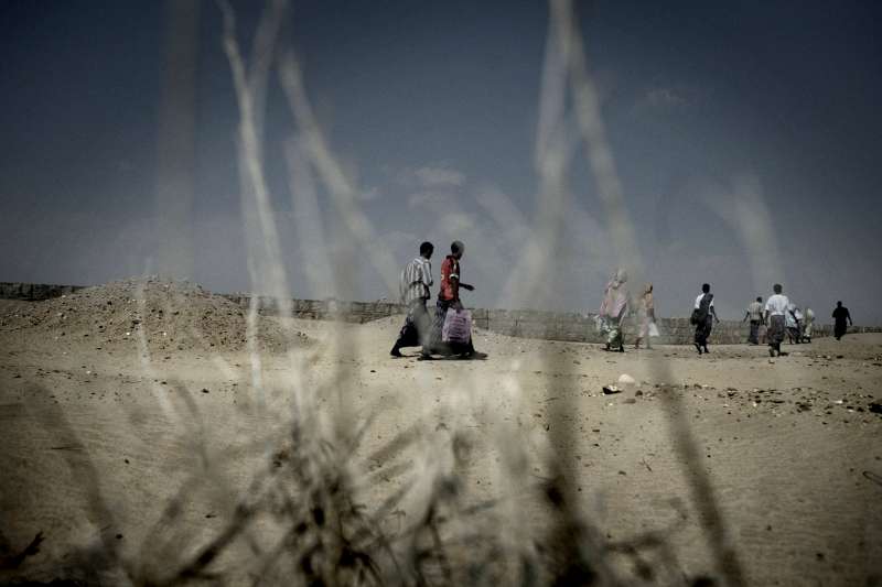 A group of Somali refugees, who arrived in Yemen a couple of days ago, decide to walk from the Ahwar reception centre through the desert all the way to Aden. They prefer trying to make it on their own in Aden to living in a refugee camp.