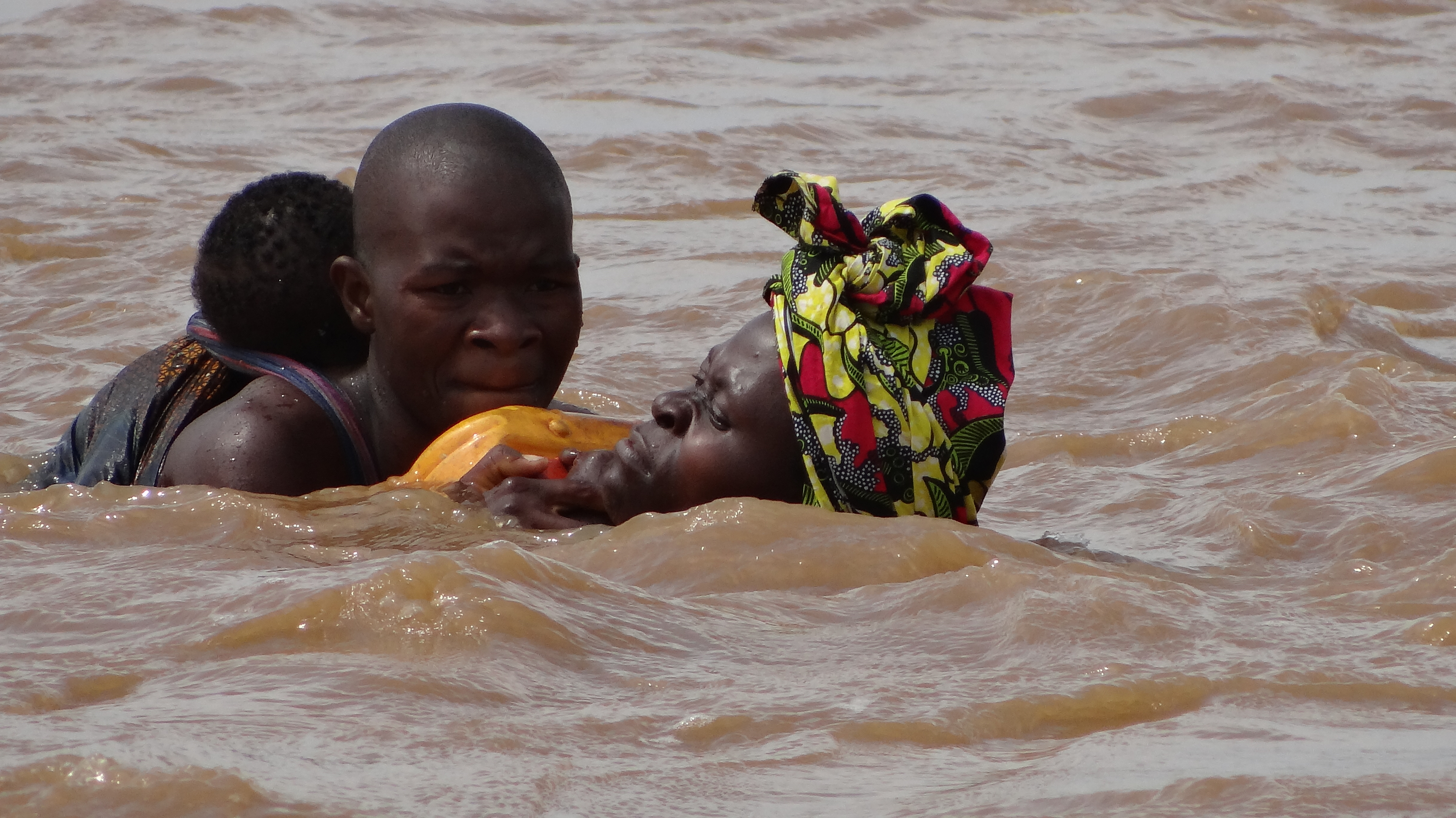 Congolese refugees defy strong currents in crocodile-infested river to seek safety in Burundi