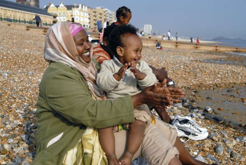 U.K. / An Oromo family, who came to the UK in 2006 as refugees from Ethiopia under the Gateway Protection Programme, visit the seaside in Brighton where they have been resettled. The GPP is the UK refugee resettlement programme implemented by the UNHCR and the UK Government Home Office. In autumn 2006 eighty refugees from Ethiopia, many of whom had been living in Kakuma camp in northern Kenya, were resettled in Brighton on the south coast of England. / UNHCR / H. Davies / 2007