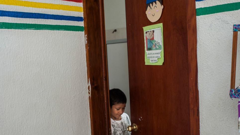 Le fils de Brenda entre dans les locaux d'une organisation du gouvernement qui vient en aide aux femmes et aux enfants.  