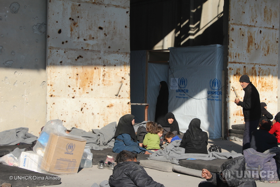 來自阿勒頗東部流離失所的居民目前在敍利亞阿勒頗西部的一所中心內休息。在這裡，聯合國難民署以及其他機構提供庇護所、衣物以及熱毛毯等物資。© UNHCR/Dima Alnaeb
