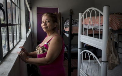 Mercedes e seu filho fugiram da violência em El Salvador