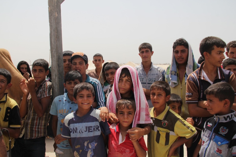 Les enfants essaient de se tenir au frais avec des serviettes mouillées sur la tête, alors que les températures dépassent les 50 degrés Celsius dans le camp pour personnes déplacées de Habbaniyah.