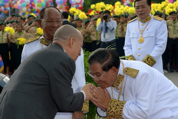 Cambodian King Norodom Sihamoni (L) shakes hands with Cambodian Prime Minister Hun Sen, (R) during a ceremony marking Cambodia's Independence Day in Phnom Penh, Nov. 9, 2016.