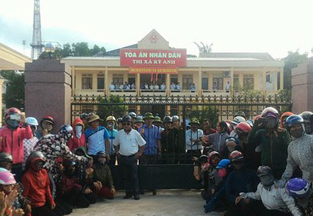 Vietnamese fishermen gather at court in Ky Anh township to file lawsuits over steel plant pollution, Sept. 26, 2016.