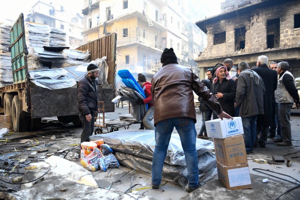 Distribution d'articles de première nécessité aux résidents d'Alep par le HCR et d'autres partenaires des Nations Unies dans le quartier d'Al-Sha'aar, à Alep-Est.