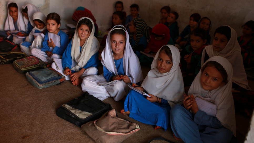 Des fillettes afghanes fréquentent l'école où Aqeela a investi plus de 64 000 $ US dans trois nouvelles salles de classe, une salle d'eau et un laboratoire scientifique entièrement équipé. 