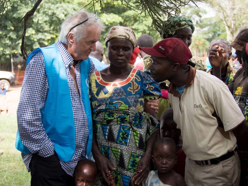 Henning Mankell, l'auteur suédois de renommée internationale, était surtout connu pour ses romans policiers, mais il se distinguait aussi par son action militante et humanitaire. Il défendait avec passion la cause des réfugiés en Afrique et vantait le travail du HCR. Sa relation avec le HCR a commencé en 1980, lorsqu'il a visité des camps dirigés par le HCR au Mozambique. Dix ans plus tard, il a accompagné le Haut Commissaire pour les réfugiés de l'époque, Sadako Ogata, lors de sa visite des camps en Afrique du Sud. En octobre 2013, Henning Mankell a entrepris sa dernière mission pour le HCR. Il a rendu visite aux réfugiés congolais en Ouganda, observant les activités du HCR, de l'étape de la crise à celle du transfert des réfugiés vers des colonies pérennes. À son retour, il a écrit des articles sur le sort tragique des réfugiés en Afrique. En janvier 2014, Henning Mankell a annoncé qu'il luttait contre le cancer et, le 6 octobre 2015, le monde a appris que la maladie l'avait emporté. 