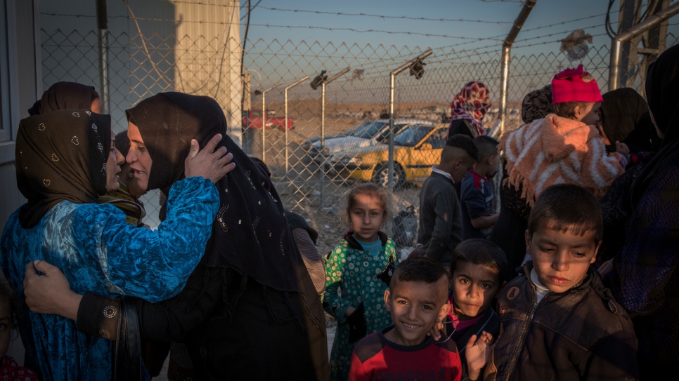 A l'entrée du camp de Laylan 2, Iqbal, 32 ans (à gauche en bleu), embrasse ses parents, les larmes aux yeux. Elle ne les avait pas vus depuis trois ans. Iqbal et sa famille ont fui Hawija et sont arrivés au camp six jours plus tôt. 