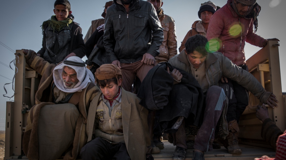 Des hommes et des adolescents ayant fui la ville et les alentours de Hawija arrivent dans la zone d'accueil des forces de sécurité kurdes près de la ligne de front de Makhtab Khalid, au sud de la ville de Kirkouk. 