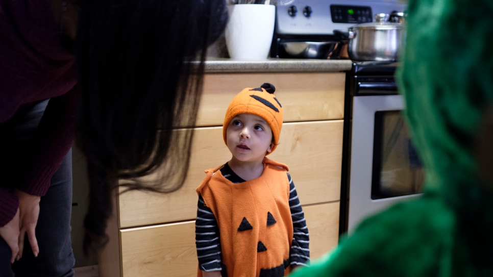 Ahmad Arafat est déguisé en citrouille pour sa première fête d'Halloween. 