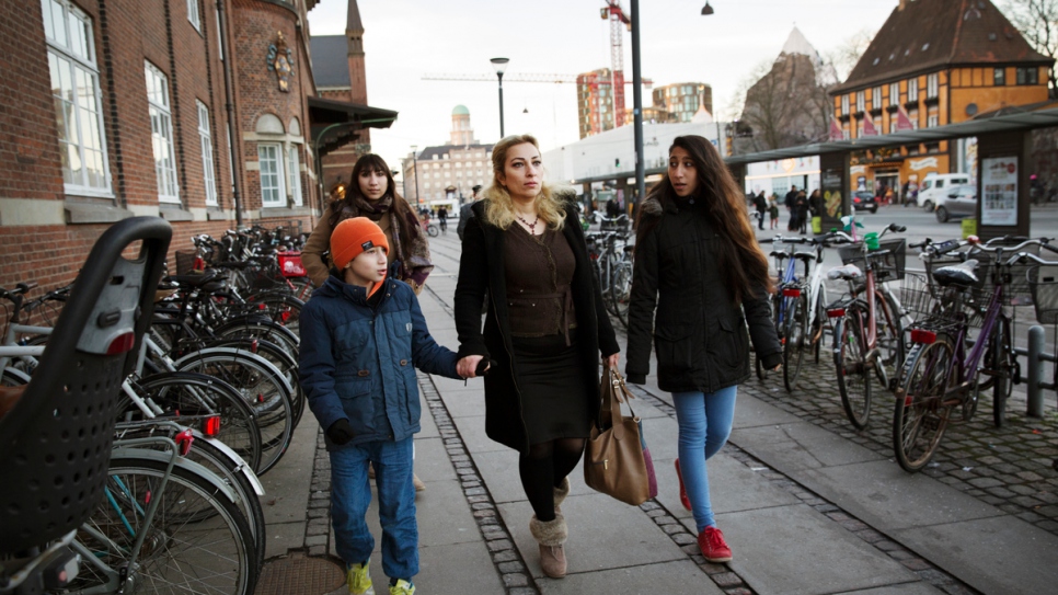Manal se promène dans les rues de Copenhague (Danemark) avec ses trois enfants. 