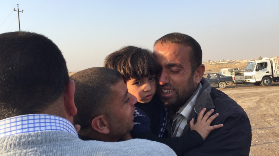 Une famille de déplacés internes iraquiens est réunie au camp de Khazer, dans le village de Hasansham, après avoir fui Mosul. 