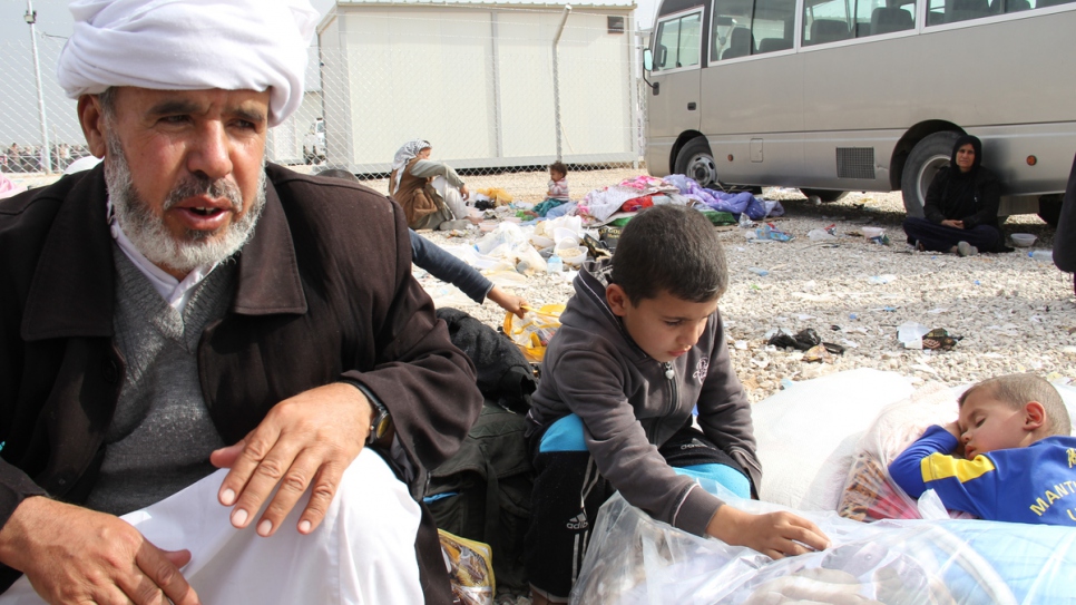« Même si nous sommes très fatigués et affamés, nous nous sentons en sécurité. Nous sommes libres », explique Khairo Murat Mirza, 55 ans, père de neuf enfants. Khairo a dormi en plein air la première nuit après son arrivée car le camp de déplacés - situé à proximité de Hasansham, à 30 kilomètres de Mossoul – était complet. 