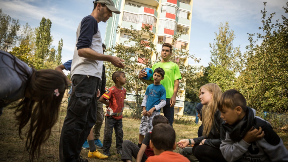 Hassan et ses collègues organisent des activités de divertissement pour les enfants, qui sont tous des demandeurs d'asile afghans, syriens ou iraquiens.  © 