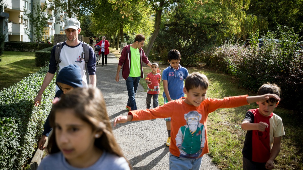 Hassan et ses collègues accompagnent les enfants dans un centre de jeunesse. 