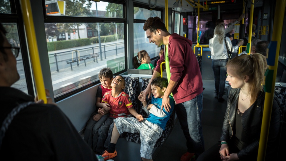 « Je ne m'étais jamais occupé d'enfants auparavant, mais j'aime vraiment ça », explique Hassan. « Les enfants parfois ont des difficultés en allemand et je traduis ce qu'ils disent. » 