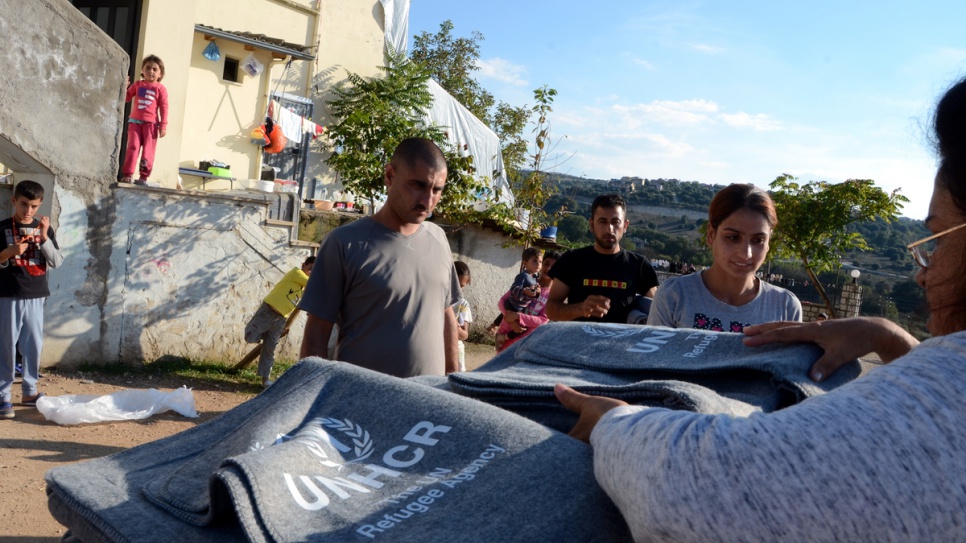 Refugees from Iraq receive thermal blankets as part of UNHCR's winterization programme.