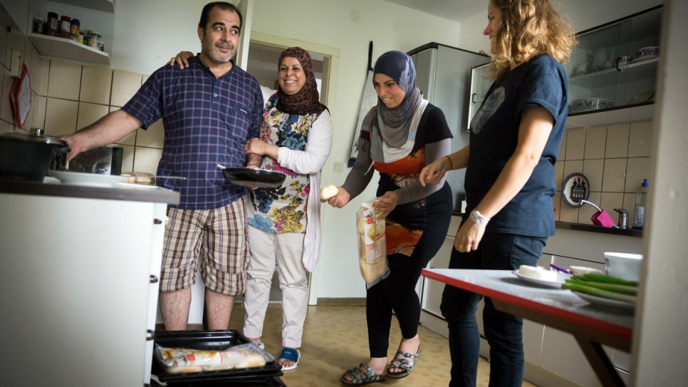 Sarah Brendel (right), who co-founded the Refugeeum support group for asylum-seekers, pays a visit to the home of a Syrian family she helped to house in Röhrsdorf.